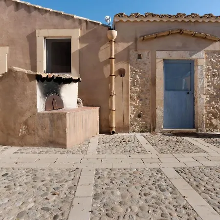 In With Pool And Garden Casa vacanze