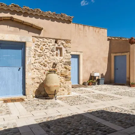 In With Pool And Garden * Noto